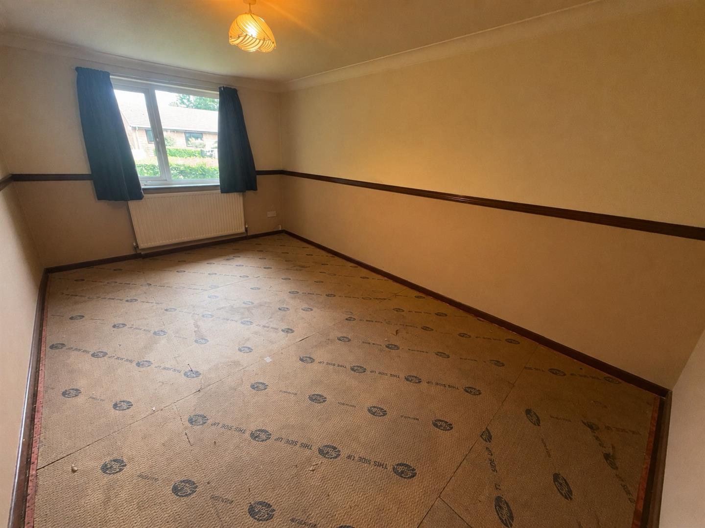 2 bed bungalow - semi detached, photo 3
