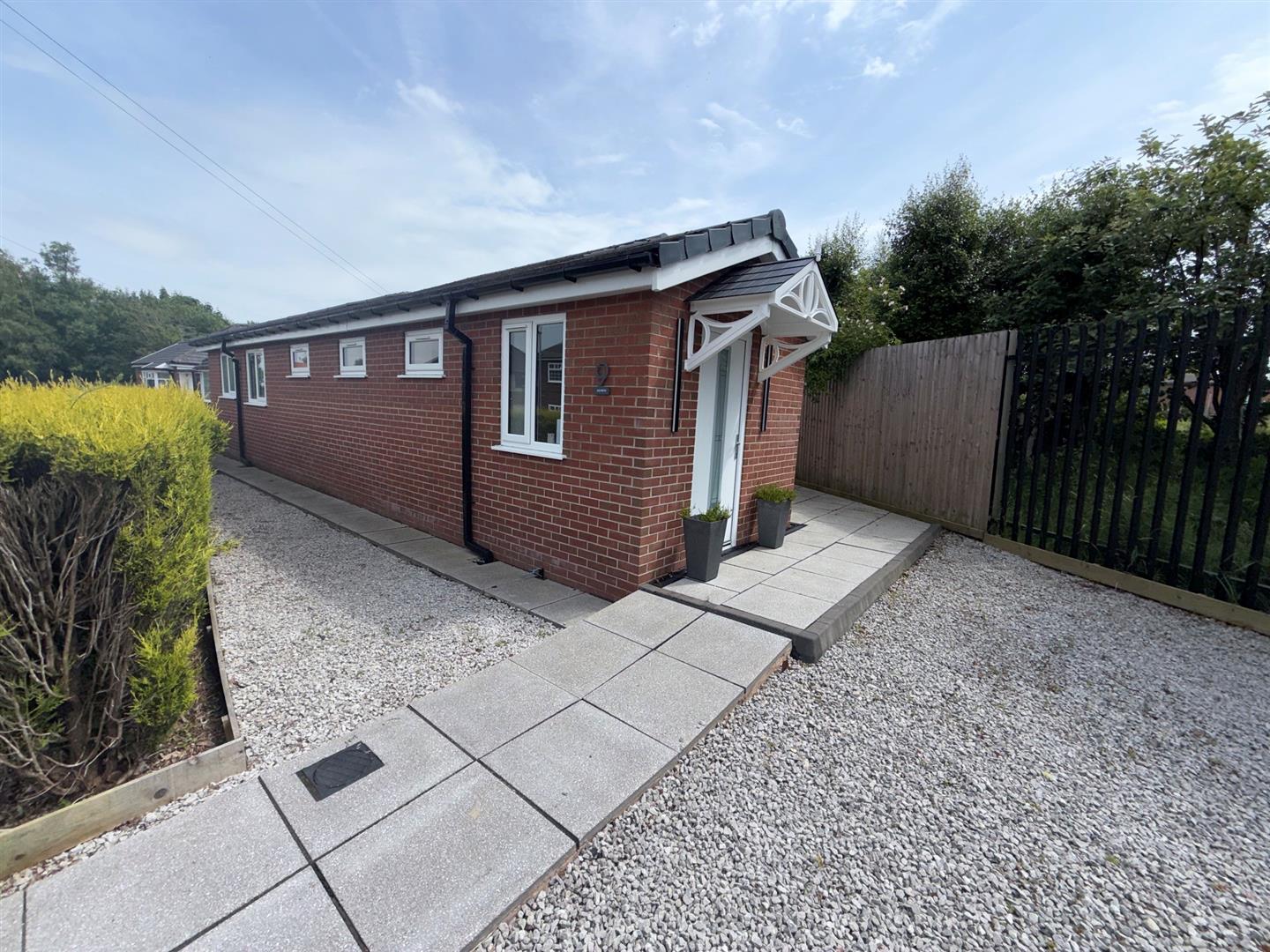 2 bed bungalow - detached, photo 2