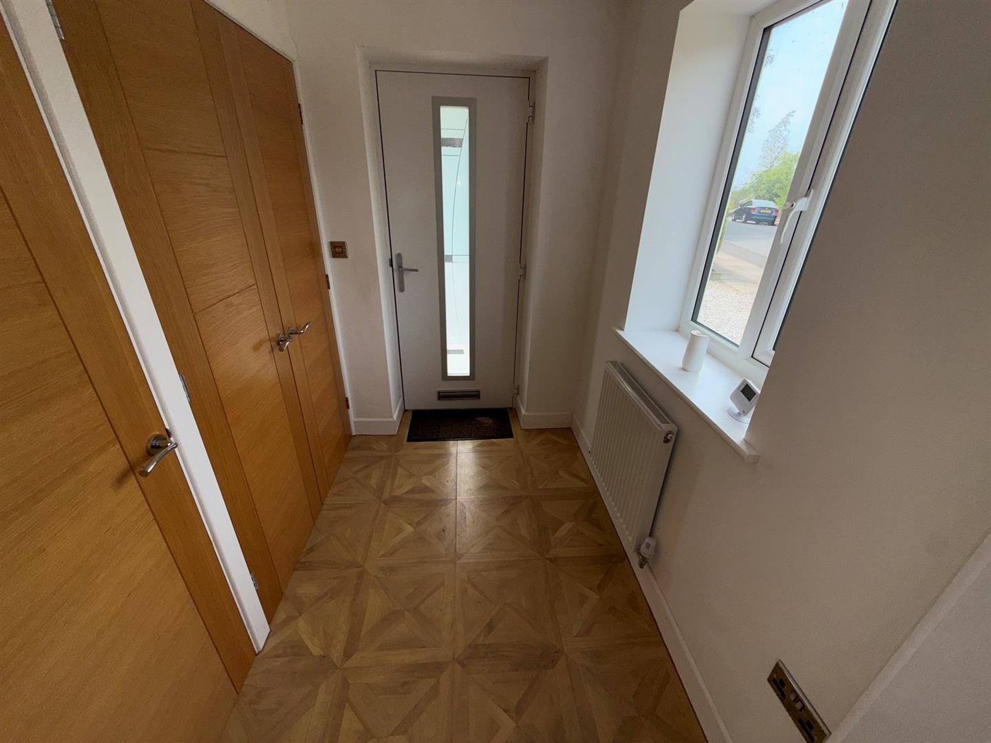 2 bed bungalow - detached, photo 3